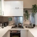 2 Minutes From The Station Charming Apartment