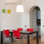 2 Minutes From The Station Charming Apartment