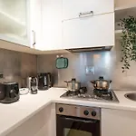 2 Minutes From The Station Charming Apartment