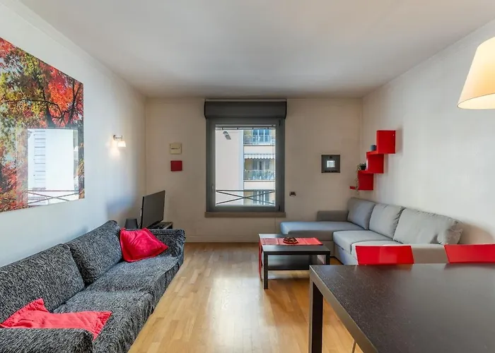 2 Minutes From The Station Charming Apartment